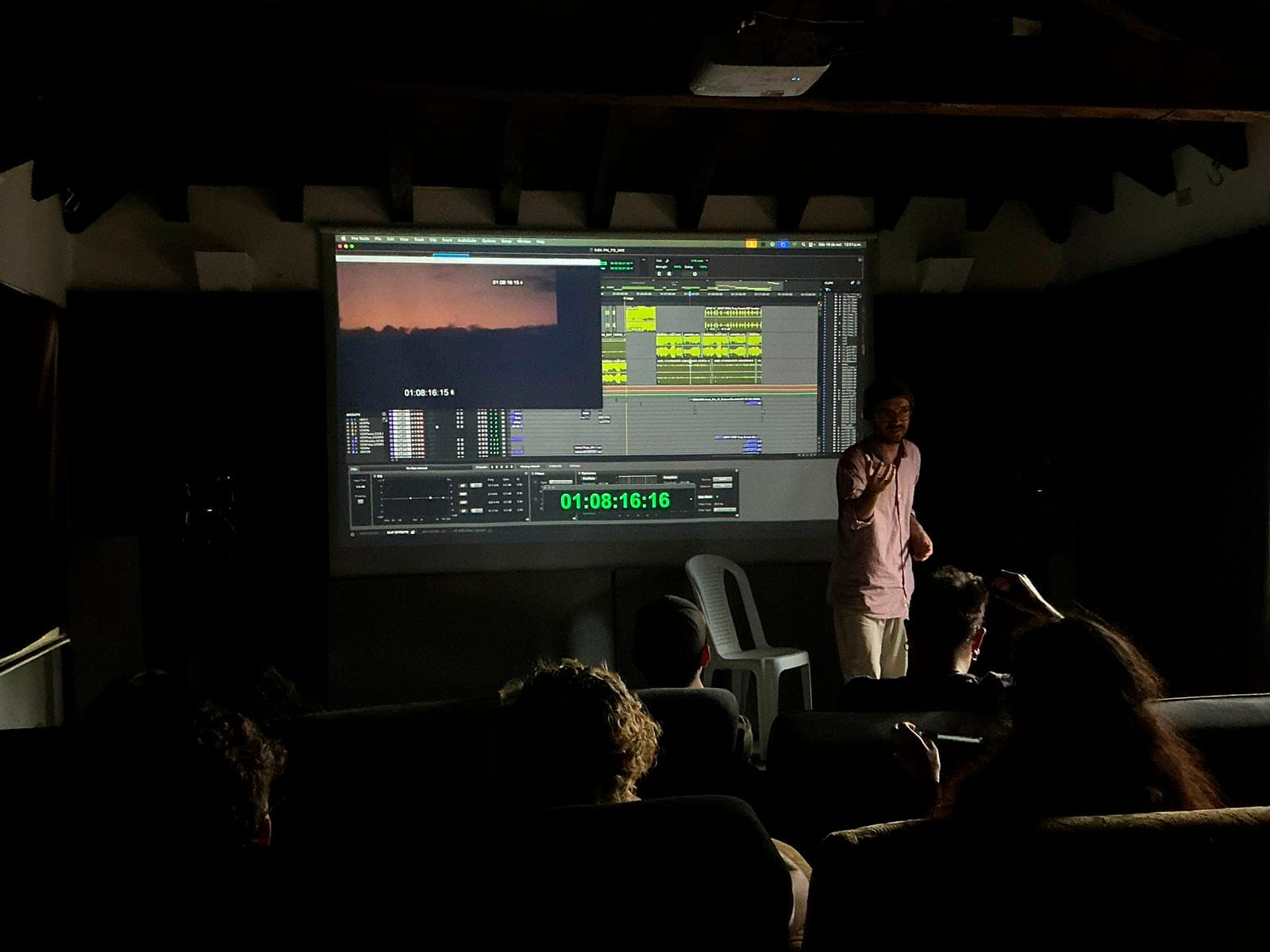 Presentación en la sala de cine de Coocine con la línea de tiempo de edición proyectada