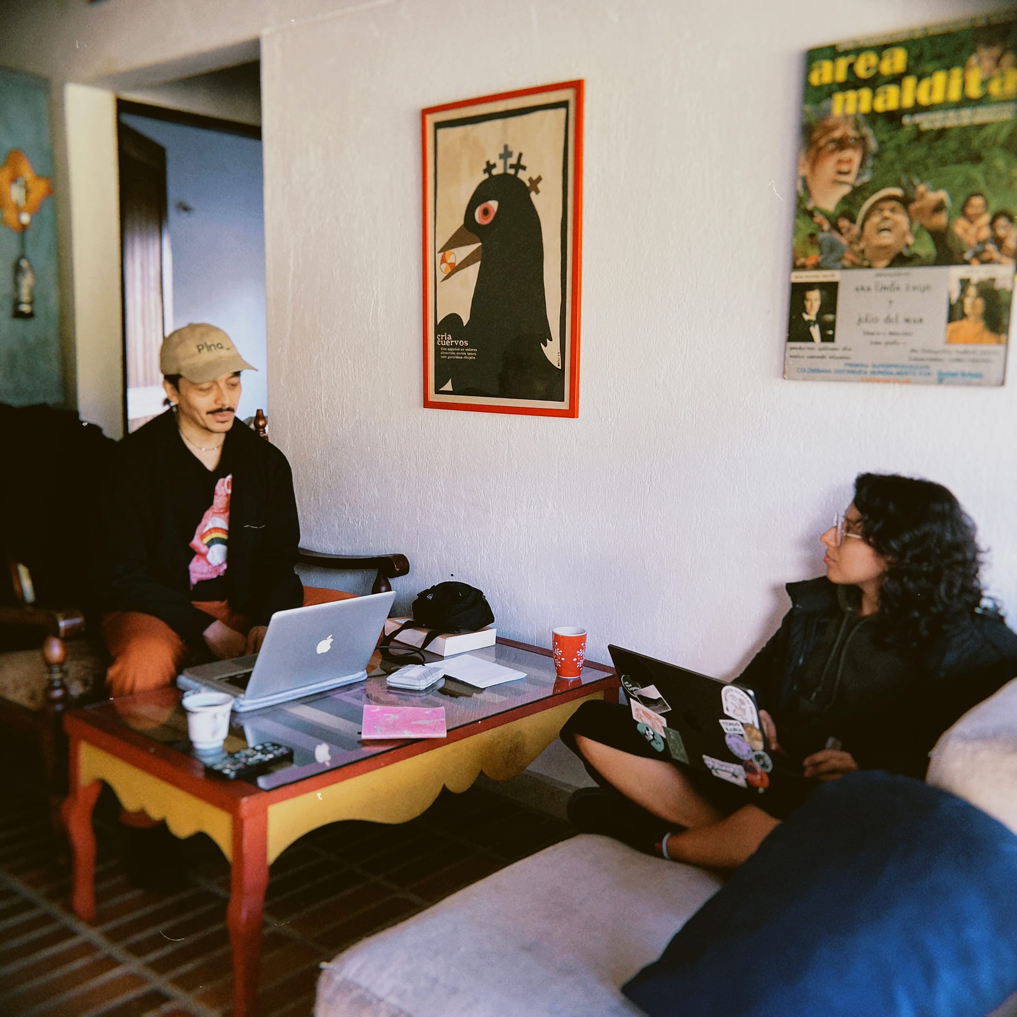 Dos personas trabajan con un laptop en la sala de Coocine durante un taller
