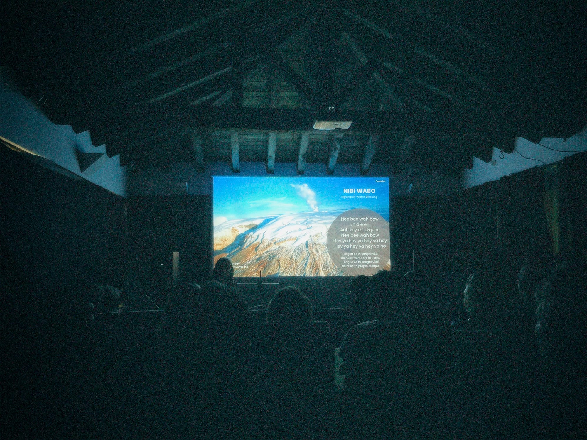 La sala de cine de Coocine durante una proyección, bajo las vigas de madera